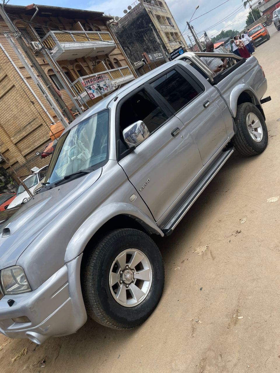 MITSUBISHI L200